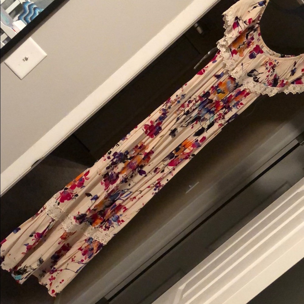 Beautiful boutique flowered maxi dress with lace